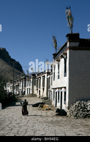 La vieille ville de gyantse tibet avec les drapeaux de prières et femme en costume traditionnel tibétain Banque D'Images