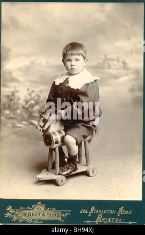 Photographie de cabinet de garçon sur chargeur en bois circa 1895 Banque D'Images