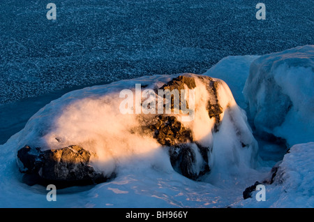 Recouvert de glace des rochers près de la baie Georgienne, South Bay, Ontario, Canada Banque D'Images