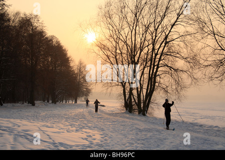 Paysage panoramique d'hiver - les skieurs près de lac gelé en Pologne. Banque D'Images