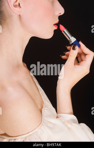 Femme de l'application de rouge à lèvres Rose Banque D'Images