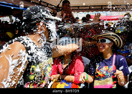 La bataille de mousse pendant le Carnaval de Barranquilla, Colombie 2006. Banque D'Images