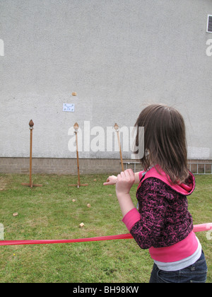 Fille jouant au Coconut shy Banque D'Images