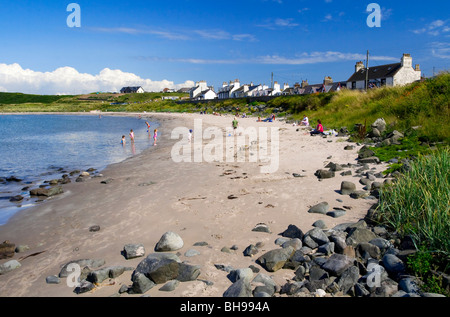 Logan dans le port de Rhins of Galloway en Dumfries et Galloway dans le sud-ouest de l'Écosse avec la plage de rochers en premier plan Banque D'Images