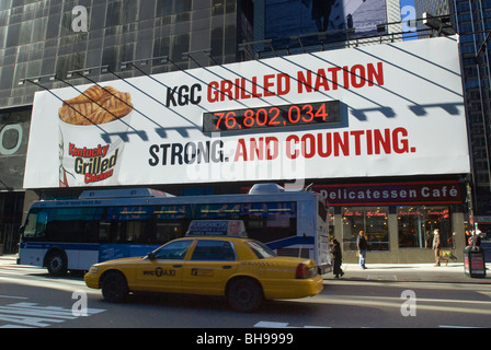 Un panneau pour Kentucky Fried Chicken poulet grillé le nouveau produit à New York à Times Square Banque D'Images