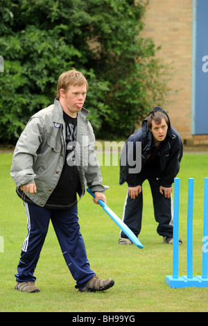 Jeune homme ayant des troubles d'apprentissage joue le cricket, dans le cadre d'un sport capacité jour Yorkshire du Nord. Banque D'Images