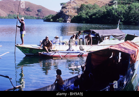 Les pêcheurs des îles de Komodo, l'amarrer à la jetée sur l'île de Rinca. Le Parc National de Komodo. L'Indonésie. Asie Banque D'Images