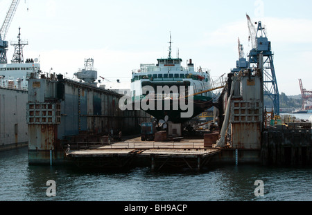 Le MV Klahowya, une classe Evergreen State Ferry, dans une cale sèche flottante dans le port de Seattle, réparations undergong Banque D'Images