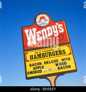 Wendy's hamburgers fast food restaurant signe contre l'espace de texte bleu ciel en Ontario Canada Amérique du Nord KATHY DEWITT Banque D'Images