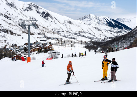 Vue depuis les pistes, sur la station de St Sorlin d'Arves, les Sybelles, la station de ski du Massif de la Maurienne, France Banque D'Images