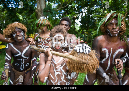 Cette jeune danseuse-guerrier groupe a donné une performance cruiser expédition bienvenue pour Orion Espiritu Santo Vanuatu Banque D'Images