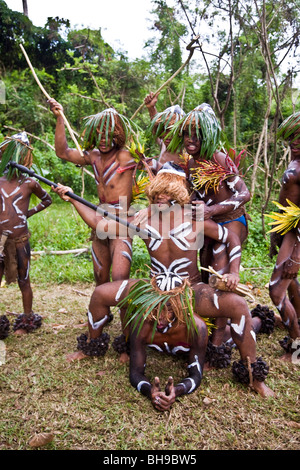 Cette jeune danseuse-guerrier groupe a donné une performance cruiser expédition bienvenue pour Orion Espiritu Santo Vanuatu Banque D'Images