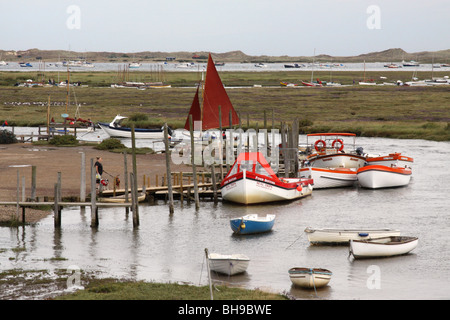 Morston Quay, près de Blakeney, Norfolk, Royaume-Uni. Observer les phoques sont exécutés à partir de cette voie navigable. Banque D'Images