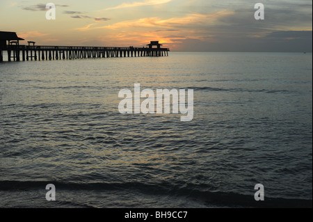 Coucher de soleil sur la jetée sur la plage de Naples Naples Florida USA Banque D'Images