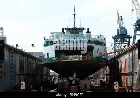 Le MV Klahowya, une classe Evergreen State Ferry, dans une cale sèche flottante dans le port de Seattle, réparations undergong Banque D'Images