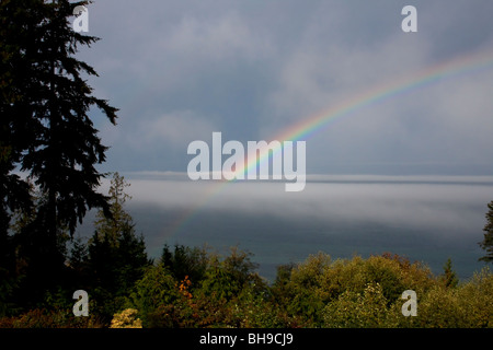 Arc-en-ciel sur le détroit de Géorgie du nord de l'île de Vancouver, Nanaimo BC Canada et vue vers les îles Lasqueti et Texada Banque D'Images