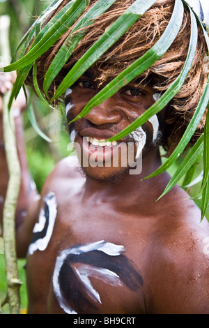 Cette jeune danseuse-guerrier a donné une performance Bienvenue aux touristes Esprit Santo Vanuatu en Mélanésie Banque D'Images