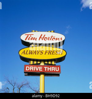 Le service au volant Tim Hortons restaurant sign in Ontario Canada Kathy DEWITT Banque D'Images