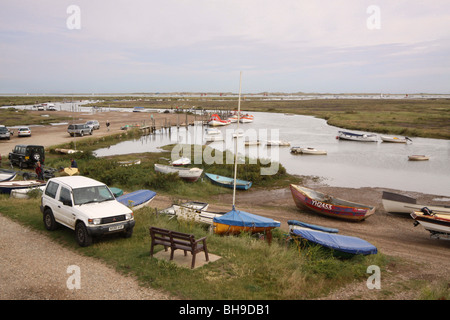 Morston Quay, près de Blakeney, Norfolk, Royaume-Uni. Observer les phoques sont exécutés à partir de cette voie navigable. Banque D'Images