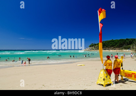 NORTH Stradbroke Island, Australie - Sauveteurs en service à la plage de vérin sur Stradbroke Island, Queensland. La plage a été nommé ainsi parce qu'il a utilisé pour être le point d'atterrissage pour décharger les bouteilles de gaz pour le phare à Point Lookout. North Stradbroke Island, juste à côté de l'État du Queensland, capitale de Brisbane, est la deuxième plus grande île de Sable et, avec ses kilomètres de plages de sable, une populaire destination de vacances d'été. Banque D'Images