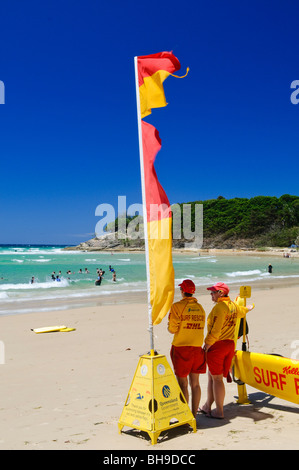 NORTH Stradbroke Island, Australie - Sauveteurs en service à la plage de vérin sur Stradbroke Island, Queensland. La plage a été nommé ainsi parce qu'il a utilisé pour être le point d'atterrissage pour décharger les bouteilles de gaz pour le phare à Point Lookout. North Stradbroke Island, juste à côté de l'État du Queensland, capitale de Brisbane, est la deuxième plus grande île de Sable et, avec ses kilomètres de plages de sable, une populaire destination de vacances d'été. Banque D'Images