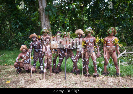 Cette jeune danseuse guerrier groupe a donné une performance bienvenue pour les touristes sur l'île d'Espiritu Santo Vanuatu Banque D'Images