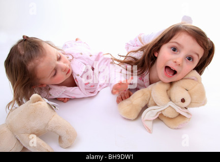 Soeurs en pyjama avec leurs collants. Banque D'Images