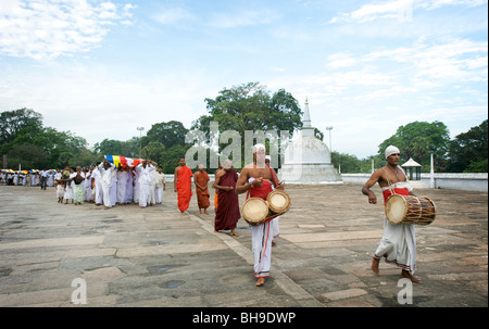 Un défilé à Ruwanweliseya (Dagoba) Anuradhapura, Sri Lanka Banque D'Images