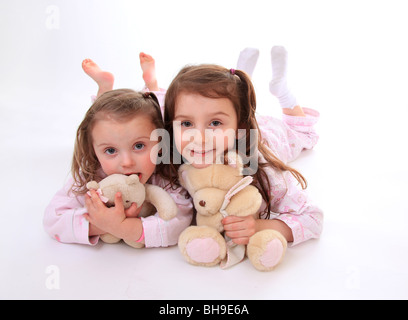 Soeurs en pyjama avec leurs collants. Banque D'Images