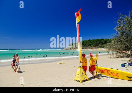 Sauveteurs à Cylinder Beach North Stradbroke Island Australie // NORTH STRADBROKE ISLAND, Australie — sauveteurs en service à Cylinder Beach sur North Stradbroke Island, Queensland, Australie. Les drapeaux marquent les bords de la zone recommandée pour la baignade, car les nageurs sont encouragés à rester entre les drapeaux. North Stradbroke Island, juste à côté de Brisbane, la capitale du Queensland, est la deuxième plus grande île de sable du monde et, avec ses kilomètres de plages de sable fin, une destination de vacances estivales populaire. Banque D'Images