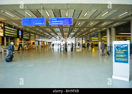 St Pancras International principal , départ & arrivée hall dans le nouvel article de la station avec les passagers et les voyageurs Banque D'Images