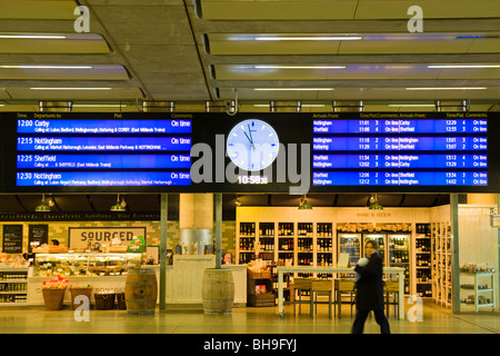 Londres St Pancras départ & arrivée noticeboard ou signer avec horloges analogiques et numériques en main hall International Wine & Beer shop Banque D'Images