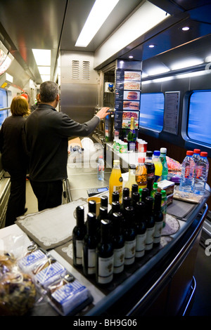 Affichage de verre / bouteilles de vin au buffet du chariot sur le train Eurostar pour Paris, France Banque D'Images