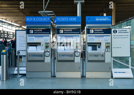 Les trains de la gare de St Pancras East Midlands achètent et collectent des distributeurs automatiques de billets Banque D'Images