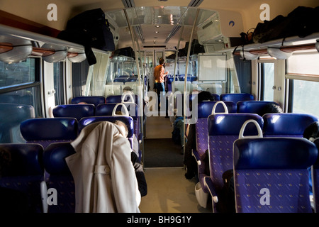 À l'intérieur d'un chariot qui fait partie d'un TER - Train Express Régional - train, à destination de Lyon en France. Banque D'Images