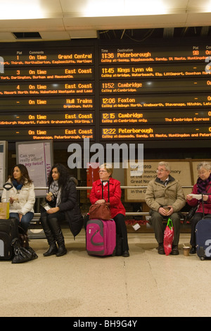 La gare de King's Cross , l'image de l'intérieur de passagers assis ou assis en attente de départ principal ou les chambres Banque D'Images