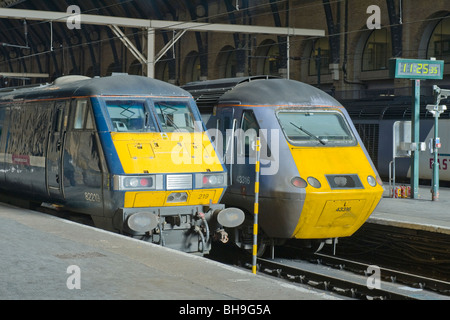 La gare de King's Cross , l'image de l'intérieur de moteurs de train à plate-forme en livrée de fer de la Côte Est Banque D'Images