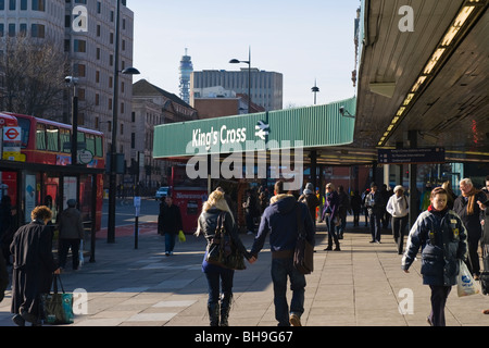 La gare de King's Cross et Euston Road avec les piétons , young couple holding hands , marcher sur la chaussée avant-cour Banque D'Images