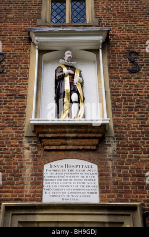 Effigie de William Goddard, au-dessus de l'entrée de l'Hôpital d'hospices de Jésus qu'il a fondé à Bray nr Maidenhead. Berks. UK Banque D'Images