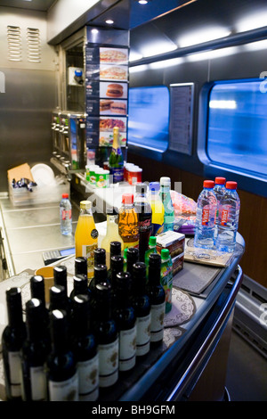 Affichage de verre / bouteilles de vin au buffet du chariot sur le train Eurostar pour Paris, France. Banque D'Images