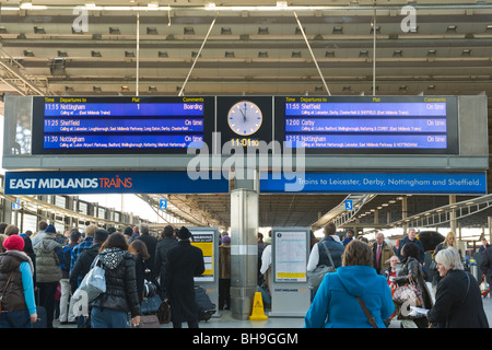 La gare St Pancras , East Midlands Trains départ & arrivée noticeboard ou signer avec horloges analogiques et numériques Banque D'Images