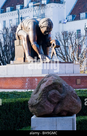 Cour de la British Library , sculpture en bronze de Sir Isaac Newton par Eduardo Paolozzi basé sur l'étude de William Blake Banque D'Images