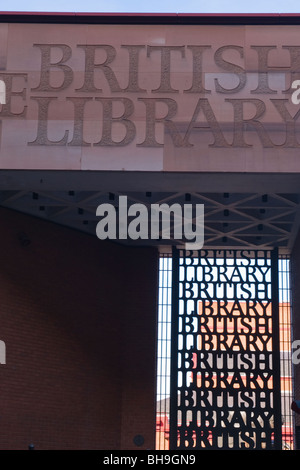 La British Library , King's Cross St Pancras , porte principale d'un détail de l'Euston Road Banque D'Images