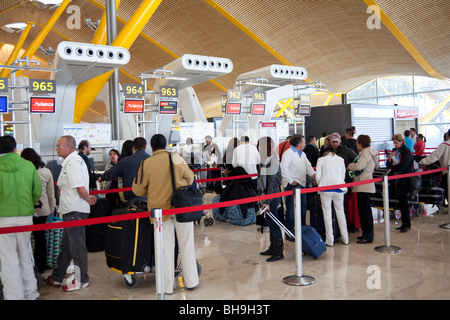 Les passagers dans la file d'attente de l'enregistrement à Avianca airlines, terminal 4, aéroport Barajas de Madrid, Espagne Banque D'Images