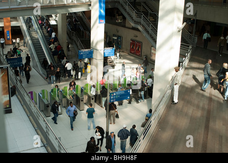 Paris, France- grande foule de gens, à l'intérieur, Gare du Nord Gare, vue d'ensemble entrée du métro à l'intérieur, SNCF, tourniquets, métro commuter paris, aller travailler paris Banque D'Images