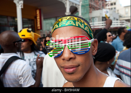 Fan de football avec drapeau sud-africain FIFA lunettes mile ventilateur à Cape Town Afrique du Sud Banque D'Images