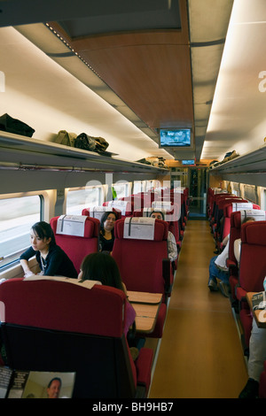 Passagers en transport à bord de la RENFE train à grande vitesse, Espagne Banque D'Images