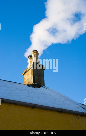 Smokey cheminée au milieu de l'hiver dans la région de Fife en Écosse Banque D'Images