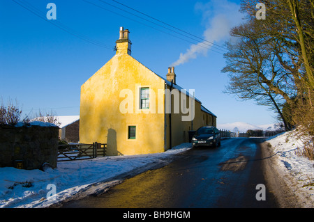 Smokey cheminée au milieu de l'hiver dans la région de Fife en Écosse Banque D'Images