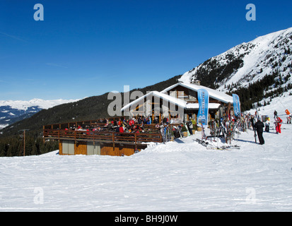 Les skieurs ayant déjeuner dans un restaurant de montagne à l'altiport de Méribel, station de ski 3 Vallées, Tarentaise, Savoie, France Banque D'Images